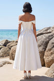Robe de mariée blanche en satin froncée jusqu’à l’épaule décollée, longueur thé, avec dentelle