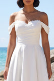 Robe de mariée blanche en satin froncée jusqu’à l’épaule décollée, longueur thé, avec dentelle