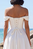 Robe de mariée blanche en satin froncée jusqu’à l’épaule décollée, longueur thé, avec dentelle