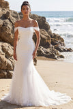 Robe de mariée longue en tulle appliqué à l’épaule blanche