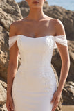 Robe de mariée longue en tulle appliqué à l’épaule blanche