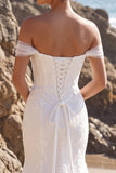 Robe de mariée longue en tulle appliqué à l’épaule blanche