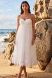 Robe de mariée blanche sans bretelles en tulle longueur thé à fronçages et appliquée