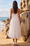 Robe de mariée blanche sans bretelles en tulle longueur thé à fronçages et appliquée