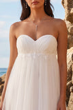 Robe de mariée blanche sans bretelles en tulle longueur thé à fronçages et appliquée
