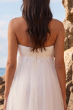 Robe de mariée blanche sans bretelles en tulle longueur thé à fronçages et appliquée