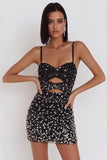 Robe cocktail courte à bretelles coupantes bodycons noires découpées avec des strass