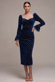 Robe en velut midi en perles fourreau bleu royal avec manches évasées longues