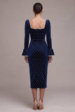 Robe en velut midi en perles fourreau bleu royal avec manches évasées longues