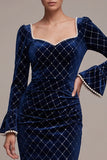 Robe en velut midi en perles fourreau bleu royal avec manches évasées longues