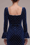 Robe en velut midi en perles fourreau bleu royal avec manches évasées longues
