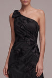 Robe de cérémonie maxi à fourreau noir à une épaule à fentes florales