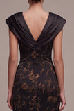 Robe longue formelle noire à étui en satin imprimé en V