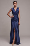Robe formelle longue à fourreau bleu marine à col en V plissé avec fente à l’avant