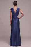 Robe formelle longue à fourreau bleu marine à col en V plissé avec fente à l’avant