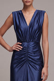 Robe formelle longue à fourreau bleu marine à col en V plissé avec fente à l’avant