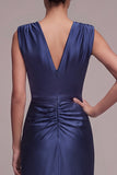 Robe formelle longue à fourreau bleu marine à col en V plissé avec fente à l’avant