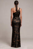 Robe de cérémonie maxi en satin imprimé à fourreau noir à fourreau noir