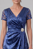 Robe de la mère de la mariée à étui bleu royal à col en V en satin à paillettes