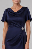Robe de mariée longue à col fourreau bleu marine à col en forme de cheval et froncée avec des strass