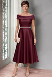 Robe midi de mère de la mariée en satin bordeaux A-line avec ceinture