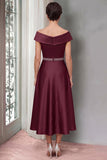 Robe midi de mère de la mariée en satin bordeaux A-line avec ceinture