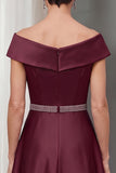 Robe midi de mère de la mariée en satin bordeaux A-line avec ceinture