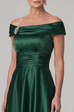 Robe de la mère de la mariée en satin vert foncé en A décollé sur les épaules, avec des strass