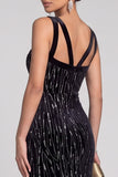 Robe de soirée longue noire en velours coupe sirène à découpes, à col V et à paillettes