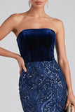 Longue robe de soirée bleu marine coupe sirène sans bretelles en velours à paillettes