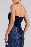 Longue robe de soirée bleu marine coupe sirène sans bretelles en velours à paillettes