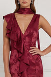 Longue robe de demoiselle d’honneur à sirène bordeaux à col en V et à volants