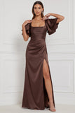 Robe de demoiselle d’honneur espresso à manches évasées à col carré à manches évasées et maxi, robe de demoiselle d’honneur à fourreau avec fente