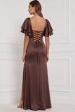 Robe de demoiselle d’honneur espresso à manches évasées à col carré à manches évasées et maxi, robe de demoiselle d’honneur à fourreau avec fente