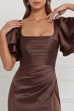 Robe de demoiselle d’honneur espresso à manches évasées à col carré à manches évasées et maxi, robe de demoiselle d’honneur à fourreau avec fente