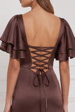 Robe de demoiselle d’honneur espresso à manches évasées à col carré à manches évasées et maxi, robe de demoiselle d’honneur à fourreau avec fente