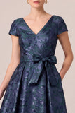 Robe longue de mère de mariée à col en V marine Jacquard à manches longues de la mariée avec ceinture nœud
