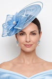 Chapeau fascinator en maille bleue Sinamay en satin relié en perles avec plume