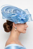 Chapeau fascinator en maille bleue Sinamay en satin relié en perles avec plume