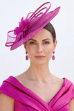 Chapeau fascinator en maille bleue Sinamay en satin relié en perles avec plume