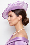 Chapeau fascinator en maille bleue Sinamay en satin relié en perles avec plume