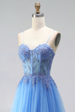 Robe de soirée longue bleue ligne A en tulle, à corset, appliqués perlés, fines bretelles et avec fente