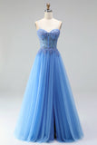 Robe de soirée longue bleue ligne A en tulle, à corset, appliqués perlés, fines bretelles et avec fente