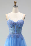 Robe de soirée longue bleue ligne A en tulle, à corset, appliqués perlés, fines bretelles et avec fente