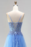Robe de soirée longue bleue ligne A en tulle, à corset, appliqués perlés, fines bretelles et avec fente