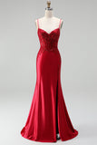 Robe de soirée longue rouge en satin, coupe sirène, à corset, à paillettes perlées, col en V et avec fente