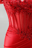 Robe de soirée longue rouge avec corset, coupe sirène, à épaules dénudées, en satin, avec fronces, paillettes, appliqués, perles et fente