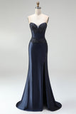 Robe de soirée longue bleu marine foncé coupe sirène, à appliqués perlés, corset, en satin, sans bretelles et avec fente