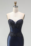 Robe de soirée longue bleu marine foncé coupe sirène, à appliqués perlés, corset, en satin, sans bretelles et avec fente