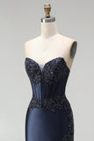 Robe de soirée longue bleu marine foncé coupe sirène, à appliqués perlés, corset, en satin, sans bretelles et avec fente